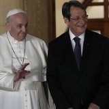Le président chypriote, qui a accueilli François, a annoncé que le pape allait rentrer avec 50 migrants à Rome.